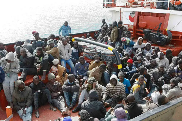 
	Imigrantes localizados pela guarda costeira da It&aacute;lia
 (Reuters)