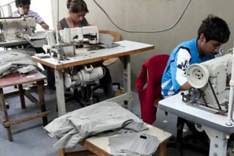 
	Imigrantes bolivianos trabalham em ateli&ecirc; de roupas de Nova Odessa, em S&atilde;o Paulo
 (Nelson Almeida/AFP)