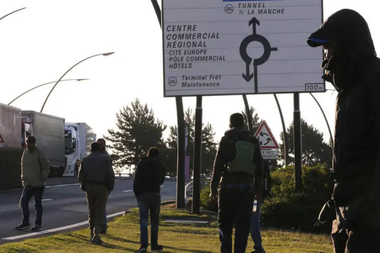 
	Refugiados caminham no Canal da Mancha: &quot;Um migrante, provavelmente s&iacute;rio, foi encontrado morto na parte superior de um vag&atilde;o de mercadoria no t&uacute;nel do Canal da Mancha&quot;
 (Reuters/ Pascal Rossignol)