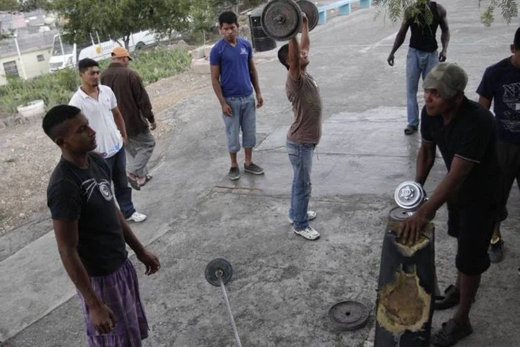 
	Imigrantes da Am&eacute;rica Central se exercitam no centro &quot;Posada Belen&quot;, em Saltillo
 (Daniel Becerril/Reuters)