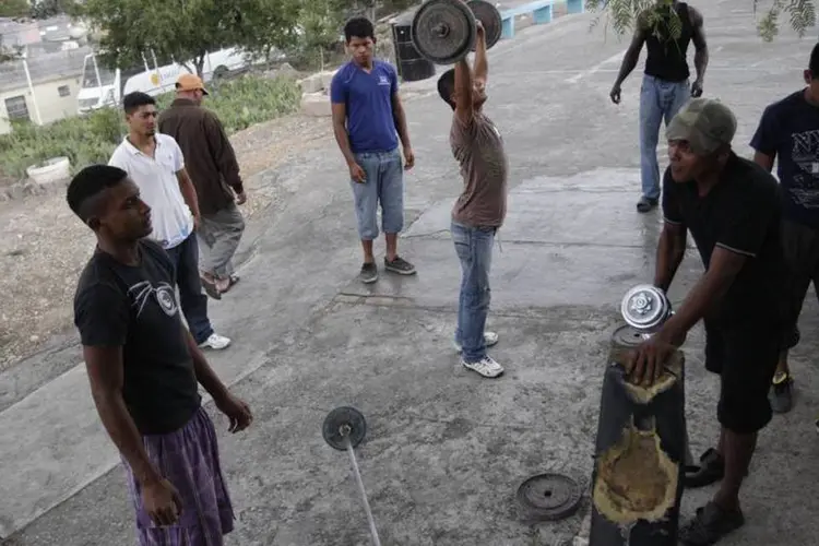 Imigrantes da América Central se exercitam no centro de imigrantes "Posada Belen" em Saltillo (Daniel Becerril/Reuters)