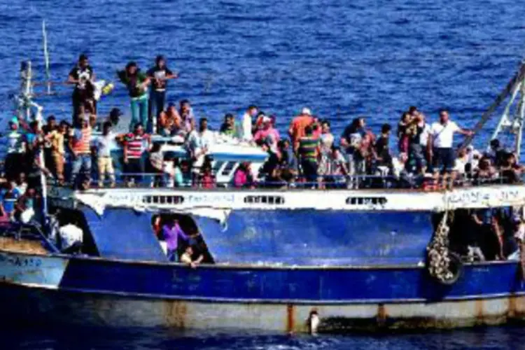 
	Imigrantes: segundo o governo italiano, 170.000 chegaram ao litoral em 2014 e 3.200 morreram no mar
 (MARINA MILITARE/AFP)