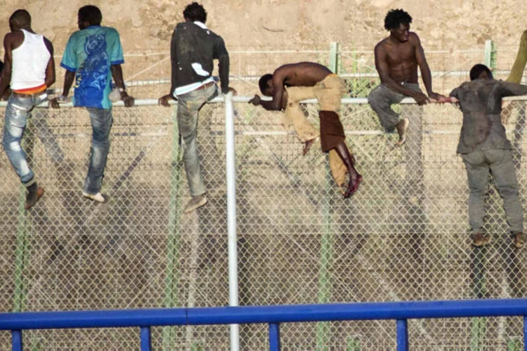Imigrantes tentam entrar na Espanha: 49 barcos, levando principalmente homens, fizeram a jornada do norte da África para a Espanha (Jesus Blasco de Avellaneda/Reuters)