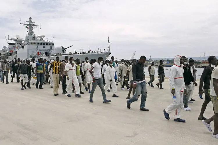 
	Grupo de imigrantes chegam em porto na Sic&iacute;lia em maio: novo grupo com 1.200 pessoas desembarcaram neste s&aacute;bado
 (REUTERS/Antonio Parrinello)