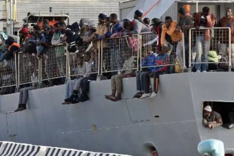 
	Imigrantes resgatados no mar por um navio militar chegam &agrave; It&aacute;lia
 (Giovanni Isolino/AFP)