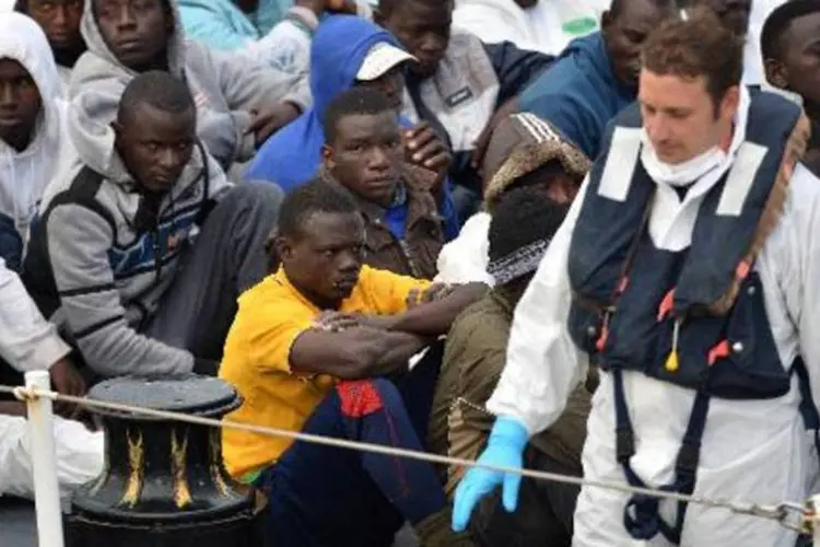 Imigrantes resgatados na costa da Itália: sucessão de catástrofes provocou uma reação na Europa, que pressionou dirigentes da UE (Alberto Pizzoli/AFP)