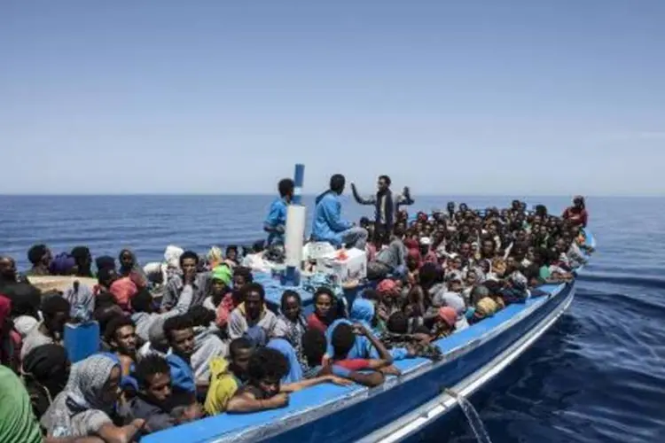 
	Refugiados viajam em embarca&ccedil;&atilde;o de madeira no Mediterr&acirc;neo, em uma tentativa de chegar &agrave; Europa
 (AFP)
