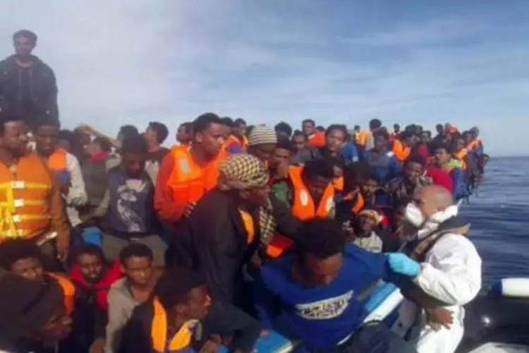 Um primeiro grupo de 873 imigrantes — incluindo 103 mulheres e 52 crianças — desembarcou no porto de Pozzallo, extremo sul da Sicília (AFP)