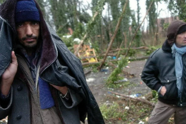 Imigrantes ilegais que vivem em acampamento conhecido como A Floresta, na França: a microeconomia de A Floresta está construída sobre alicerces frágeis (Antoine Antoniol/Bloomberg News)