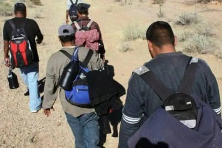 Imigrantes ilegais atravessam fronteira entre os EUA e o México: para especialistas, Obama pode perder o apoio da comunidade latina que representa um sexto da população americana (John Moore/AFP/AFP)