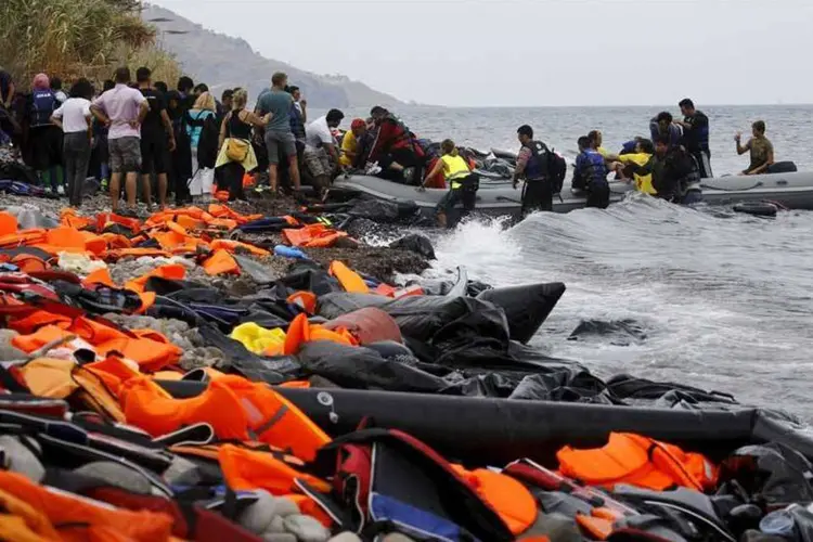 
	Imigrantes chegam &agrave; ilha grega de Lesbos: as autoridades turcas apreenderam 1.263 coletes que n&atilde;o cumpriam com as normas de seguran&ccedil;a
 (REUTERS/Yannis Behrakis)