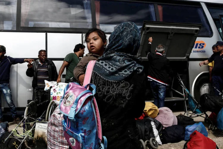 
	Migrantes: as autoridades estimam que o desmantelamento total do campo pode levar uma semana
 (Yannis Kolesidis / Reuters)