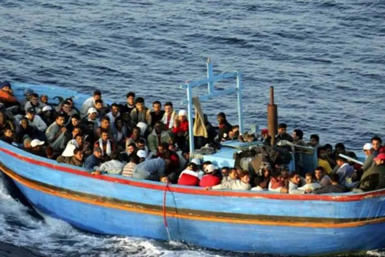
	Refugiados chegam &agrave; ilha de Lampedusa, na It&aacute;lia: no domingo, 100 foram interceptados: document&aacute;rio que fala sobre esse drama &eacute; premiado em Berlim
 (Marco Di Lauro/Getty Images)
