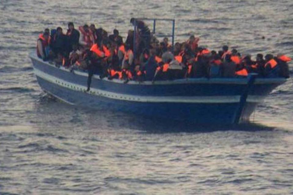 Cerca de 700 imigrantes são resgatados perto da Líbia