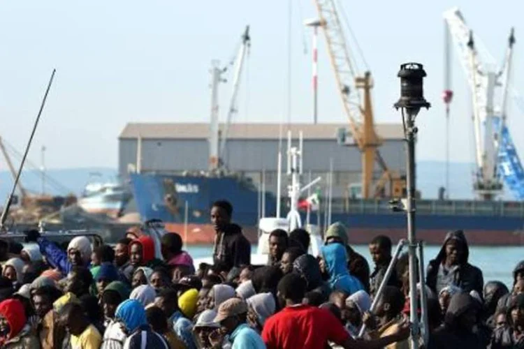 
	Imigrantes desembarcam na It&aacute;lia: a Organiza&ccedil;&atilde;o Internacional para Migra&ccedil;&atilde;o disse que &quot;aplaude as conclus&otilde;es da UE de que salvar vidas deve ser prioridade&quot;
 (Alberto Pizzoli/AFP)