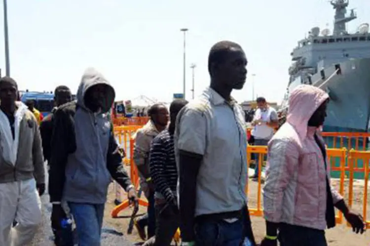 
	Imigrantes resgatados: algumas pessoas conseguiram entrar em territ&oacute;rio espanhol
 (MARIO LAPORTA/AFP)