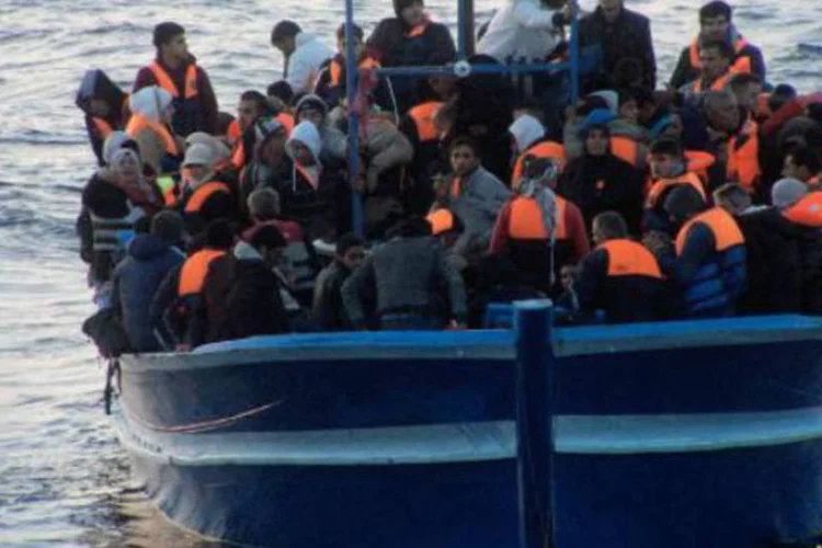 
	Imigrantes resgatados pela marinha italiana
 (AFP)