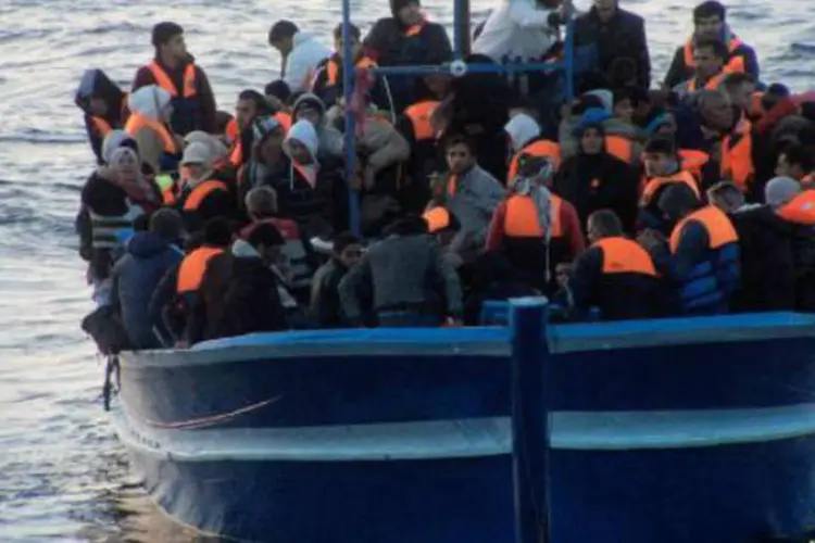 Imigrantes resgatados pela marinha italiana: oito pessoas foram resgatadas pela polícia portuária (AFP)