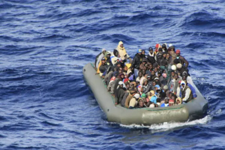 Imigrantes durante operação de resgate na Itália: entre os 1.123 imigrantes socorridos há 47 mulheres, quatro delas grávidas, e 50 menores, segundo comunicado (Marina Militare/Handout via Reuters)