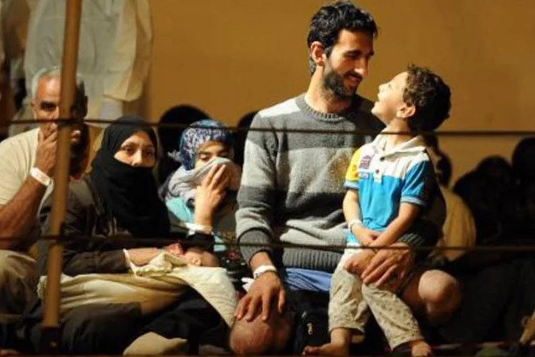 
	Migrantes na Sic&iacute;lia: Grupo humanit&aacute;rio afirmou que as autoridades italianas n&atilde;o providenciaram as condi&ccedil;&otilde;es adequadas para seu trabalho
 (Giovanni Isolino/AFP)