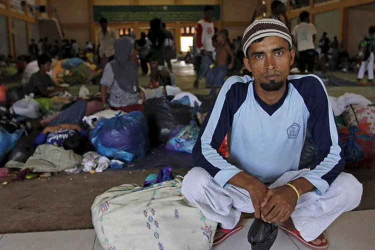 Mohammad Hasyim, um migrante de 25 anos que chegou de Mianmar à Indonésia com outras 600 pessoas em um barco, num abrigo temporário    (REUTERS/Roni Bintang)