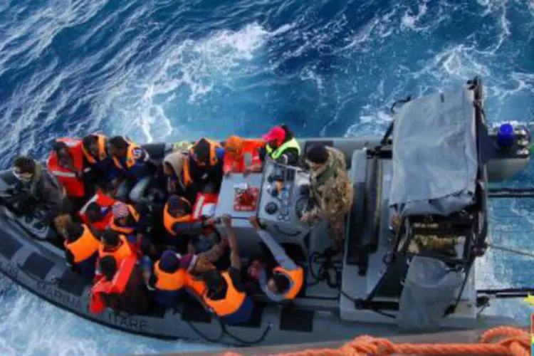 Imigrantes são resgatados perto de ilha de Lampedusa: "é o número mais elevado desde 2008 se excluirmos 2011, o ano da crise líbia", afirmou um porta-voz (.)