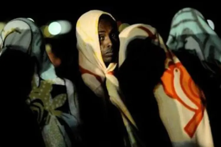 Imigrantes chegam à ilha de Lampedusa, na Itália: fuga dos confrontos no norte da África (Filippo Monteforte/AFP)