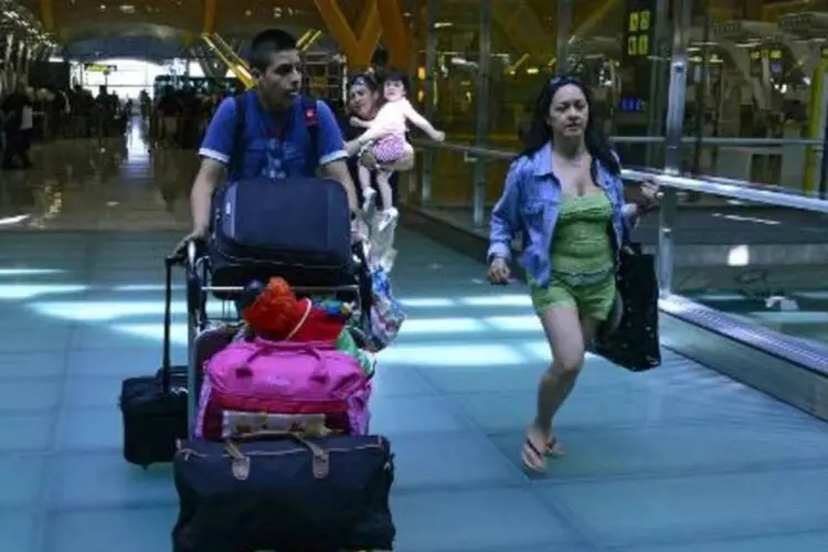 Imigrantes embarcam no aeroporto de Madri de volta para o Equador: Espanha também registrou a queda de sul-americanos, tradicionais imigrantes no país (Javier Soriano/AFP)