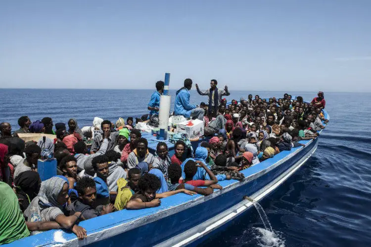 
	Imigrantes em barco no Mar Mediterr&acirc;neo: os socorridos ser&atilde;o levados a um porto italiano, em coordena&ccedil;&atilde;o com as autoridades locais
 (Jason Florio/Handout via Reuters)