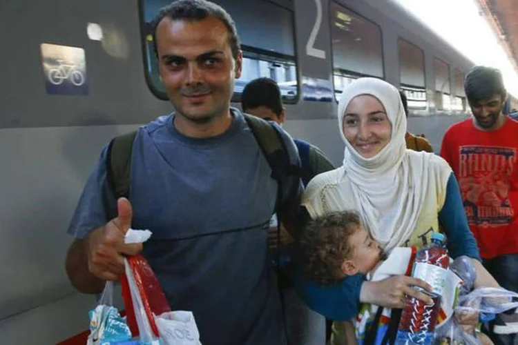 
	Imigrantes na esta&ccedil;&atilde;o ferrovi&aacute;ria de Viena: a pol&iacute;cia austr&iacute;aca estimou que mais de 3.650 imigrantes passaram ontem pela esta&ccedil;&atilde;o Oeste de Viena (Westbahnhof) a caminho da Alemanha
 (REUTERS/Leonhard Foeger)