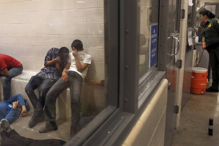 Imigrantes são alojados em uma estação da fronteira em McAllen, no Texas (Rick Loomis/Reuters)