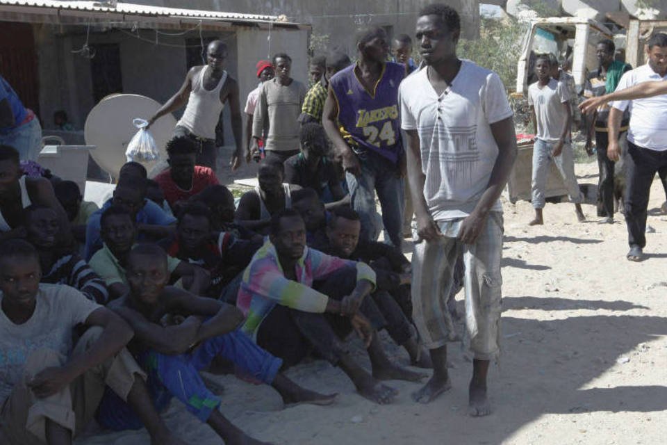 Embarcações viram e matam 70 imigrantes na Líbia