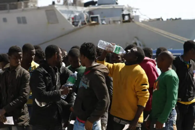 
	Imigrantes em porto siciliano: mais de 25 mil deles chegaram &agrave; It&aacute;lia nos primeiros meses do ano
 (Antonio Parrinello/Reuters)