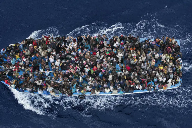
	O plano da UE de realocar os refugiados que chegam na It&aacute;lia e na Gr&eacute;cia &eacute; parte dos esfor&ccedil;os para lidar com o afluxo maci&ccedil;o de imigrantes
 (Massimo Sestini/World Press Photo/Handout via Reuters)