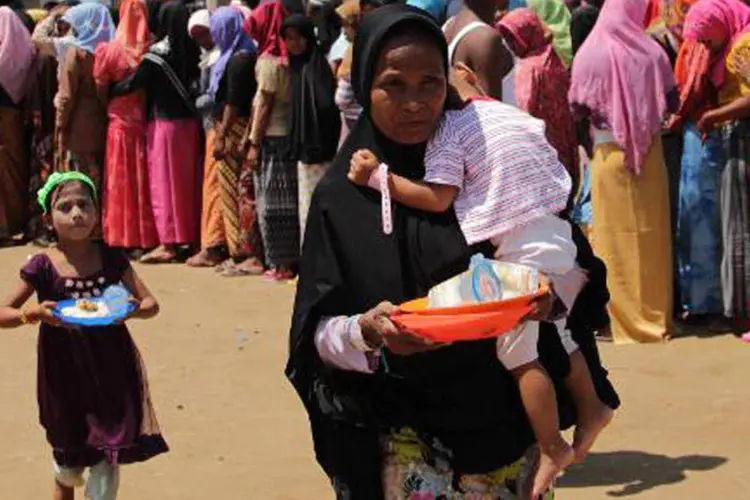 
	Acampamento de imigrantes rohingya na Indon&eacute;sia: H&aacute; v&aacute;rias semanas, milhares de pessoas desta comunidade tentam fugir da mis&eacute;ria e viajam em barcos improvisados
 (AFP/Januar)