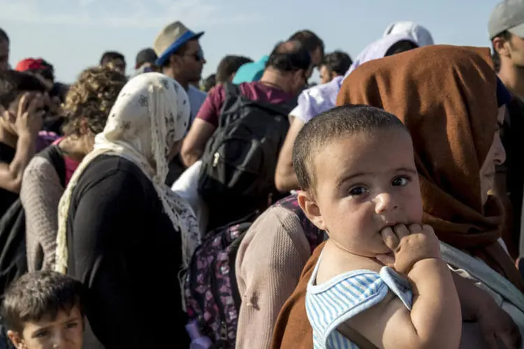 
	Refugiados: imigrantes s&atilde;o escoltados at&eacute; &ocirc;nibus pela pol&iacute;cia da Hungria
 (REUTERS/Marko Djurica)
