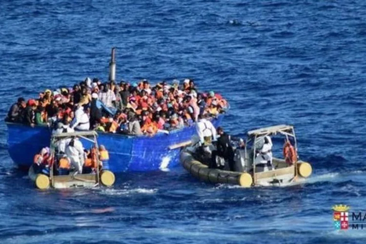 Refugiados: um navio da Marinha italiana, uma embarcação comandada pelo grupo de salvamento Moas e um navio militar irlandês participaram do resgate de seis barcos (Marinha Italiana/Divulgação)