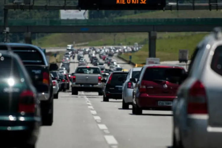 
	Motoristas enfrentam tr&acirc;nsito: mais de 393 mil ve&iacute;culos desceram a serra em dire&ccedil;&atilde;o &agrave; Baixada Santista desde o dia 27 de fevereiro
 (Marcelo Camargo / Agência Brasil)