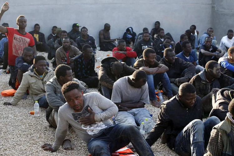 
	Imigrantes ilegais retidos na L&iacute;bia quando tentavam ir para a It&aacute;lia pelo Mediterr&acirc;neo, em mar&ccedil;o
 (REUTERS/Goran Tomasevic)