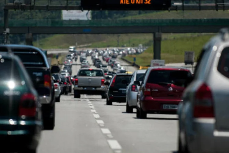 Motoristas enfrentam trânsito para sair de São Paulo, no sentido litoral, pelo Sistema Anchieta-Imigrantes de estradas, que liga a capital paulista à Baixada Santista (Marcelo Camargo/Agência Brasil)