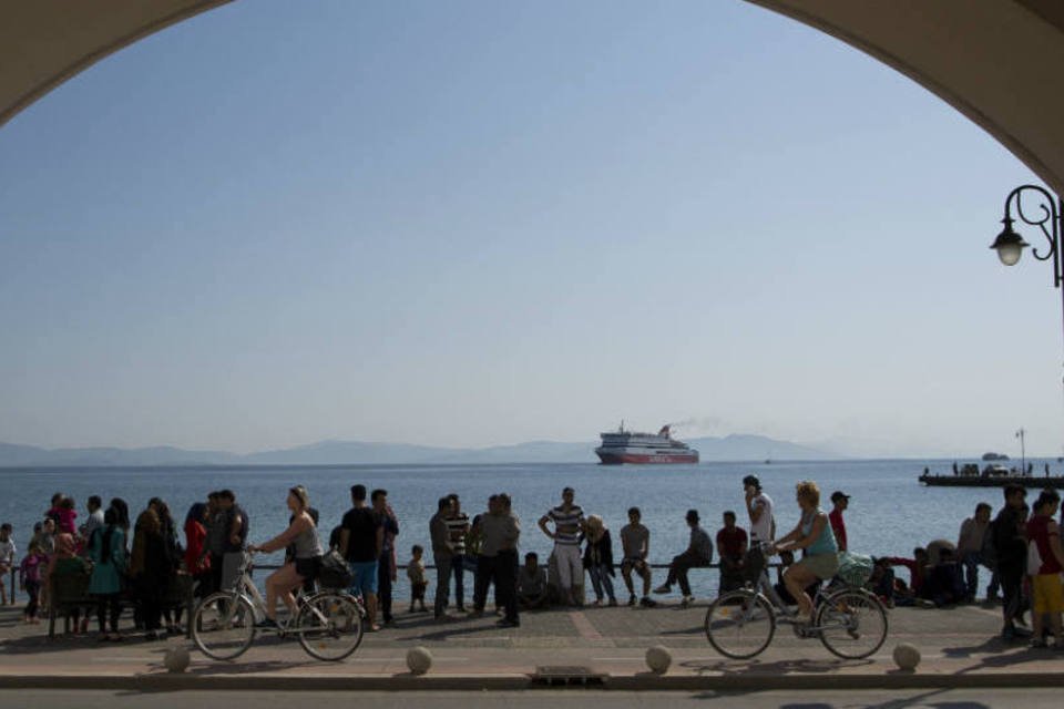 Marinha francesa resgata 327 imigrantes no Mar Mediterrâneo