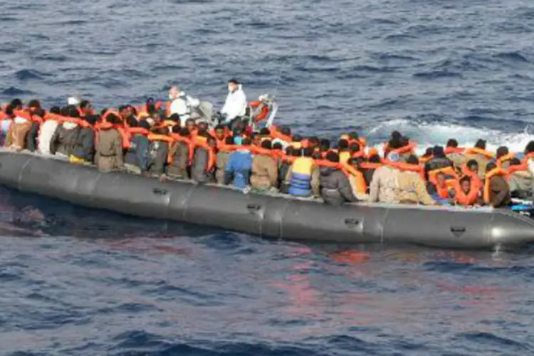 
	Imigrantes resgatados no Mediterr&acirc;neo: o dado global, informou, supera o dos cinco primeiros meses de 2015
 (AFP)
