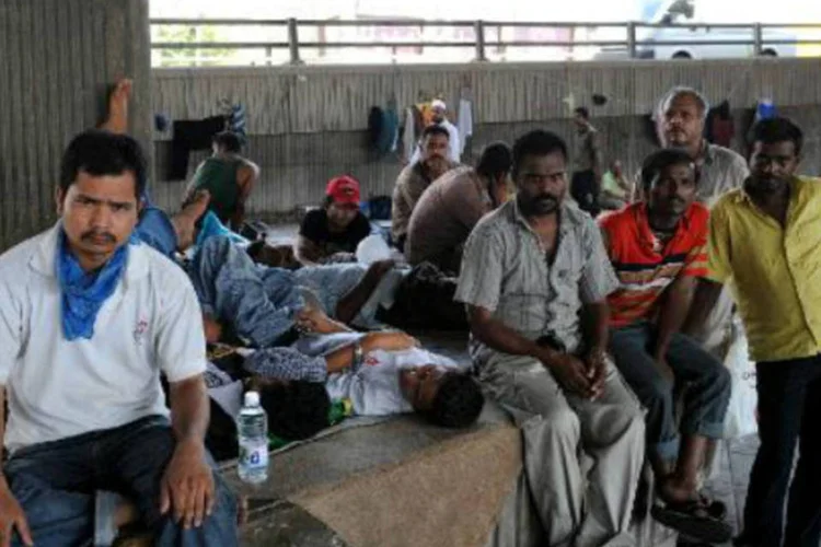 Imigrantes morando embaixo de ponte da cidade de Jidá, na Arábia Saudita: mais de quatro milhões de imigrantes ilegais aproveitaram a anistia para regularizar sua situação (AFP)