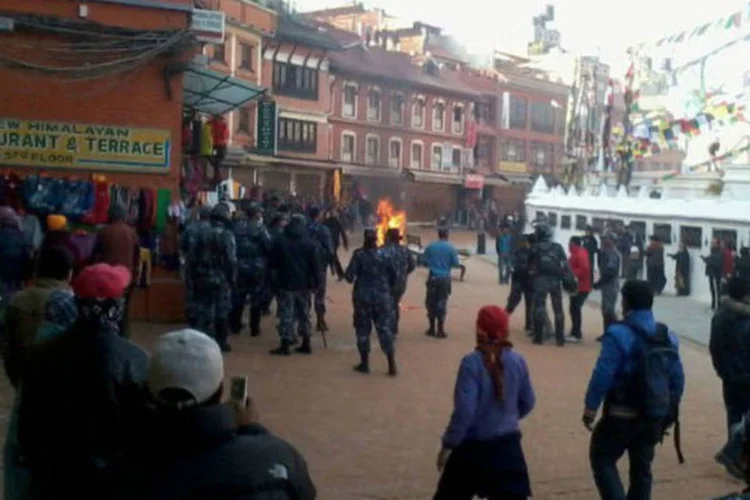 Um tibetano comete ato de imolação com fogo na Nepal, em 13 de fevereiro de 2013 (AFP)