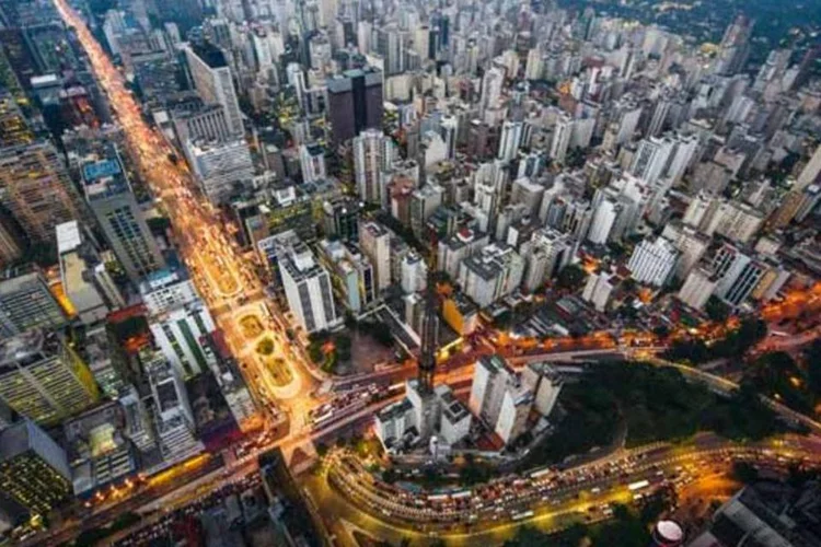 
	Vista da Avenida Paulista: em torno das 21h30, a Avenida Paulista, sentido Consola&ccedil;&atilde;o, ainda estava bloqueada para o tr&aacute;fego de ve&iacute;culos, na altura do Shopping P&aacute;tio Paulista
 (Germano Lüders/EXAME.com)