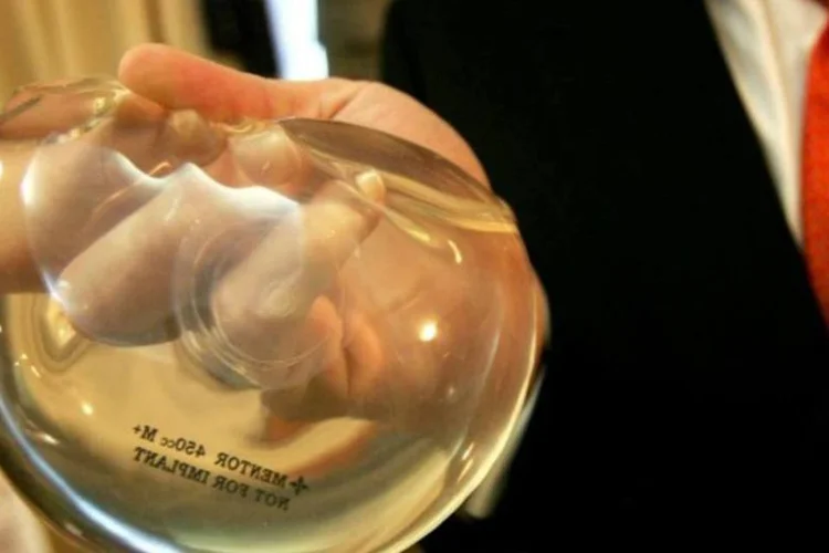 Uma vez constatada a ruptura da prótese de silicone, a cirurgia de retirada do implante é considerada reparadora, diz a FenaSaúde (Spencer Platt/Getty Images)
