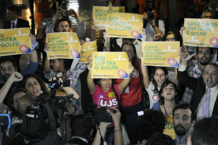 
	Grupos contra e a favor do impeachment: para evitar confrontos, a Pol&iacute;cia Legislativa p&ocirc;s um cord&atilde;o para separar os dois movimentos
 (Luis Macedo/ Câmara dos Deputados)