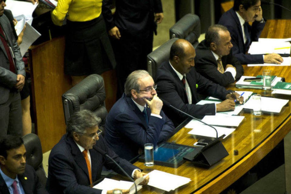 Em plenário, Cunha lê decisão sobre processo de impeachment