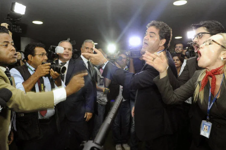 
	Grupos contra e a favor do impeachment fazem protesto no Sal&atilde;o Verde da C&acirc;mara
 (Luis Macedo/ Câmara dos Deputados)