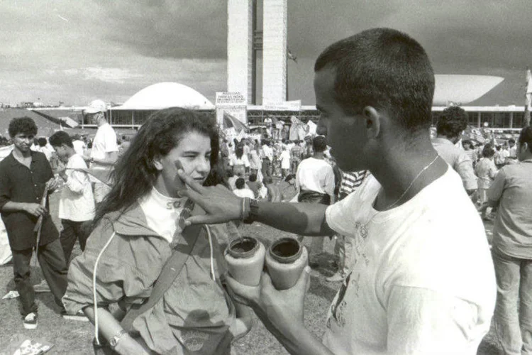 Jovens pintam o rosto em Brasília, durante protesto pedindo o impeachment de Fernando Collor, em 1992 (Sergio Lima/ABr/Fotos Públicas)